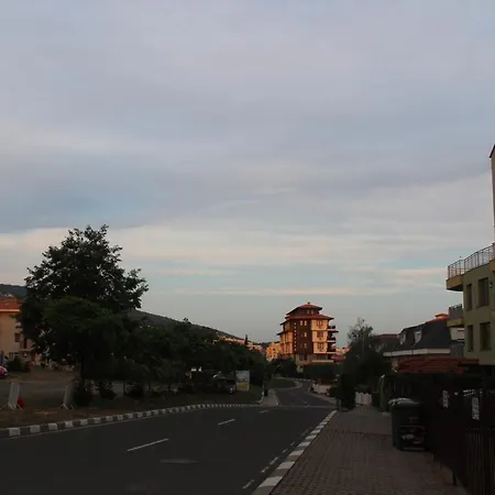 Apartment Complex Starfish със собствено паркомясто